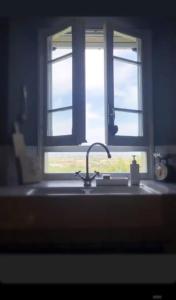 um lavatório de cozinha com uma janela por cima em la casina nel tempo em Santarcangelo di Romagna