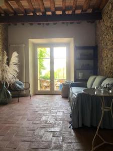 a living room with a couch and a table at la casina nel tempo in Santarcangelo di Romagna