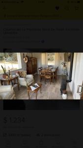una imagen de una sala de estar con mesa y sillas en Cabaña Caballeriza La Prestancia en Tandil