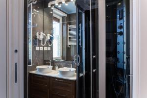 baño con 2 lavabos y espejo grande en Pescara Centro luxury suite II Deluxe Rooms, en Pescara