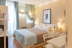 1 dormitorio con 1 cama, mesa y sillas en Pescara Centro luxury suite II Deluxe Rooms, en Pescara