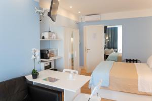 een slaapkamer met een bed, een tafel en een bank bij Pescara Centro luxury suite II Deluxe Rooms in Pescara