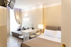 1 dormitorio con cama, escritorio y sofá en Pescara Centro luxury suite II Deluxe Rooms, en Pescara