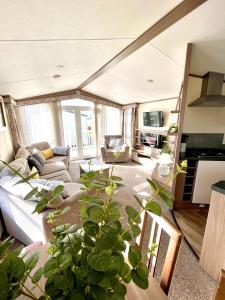 ScratbyにあるFulmar 16, Scratby - California Cliffs, Parkdean, sleeps 6, pet friendly - 2 minutes from the beach!のリビングルーム(ソファ、テーブル付)