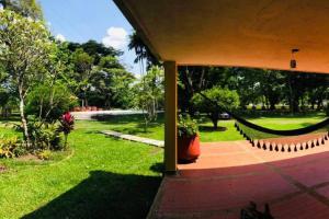 Aed väljaspool majutusasutust Agradable finca campestre familiar con piscina