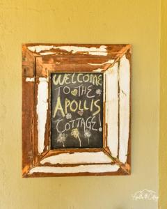 een schoolbord met een bord dat zegt welkom op de appels koffie bij Apollis Cottage in Springbok