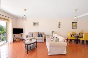 uma sala de estar com um sofá e uma mesa em Santa Luzia Apartment Sl005 em Tavira