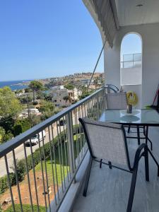 d'un balcon avec une table et une vue sur l'océan. dans l'établissement Sunrise pearl in Attika Riviera apt and Parking, à Rafína