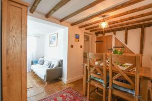 uma sala de estar com uma mesa e um sofá em Flaxen Cottage, Heveningham em Heveningham