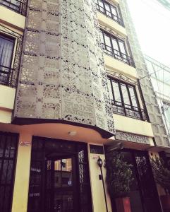 un bâtiment avec un panneau sur son côté dans l'établissement APARTAESTUDIO AMOBLADO DE UN SOLO AMBIENTE- QUINTA PAREDES CORFERIAS, à Bogotá