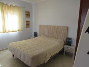 1 dormitorio con cama y ventana en Relaxed Home to calm en Santa María