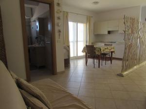 cocina y sala de estar con mesa y sillas en Relaxed Home to calm, en Santa Maria