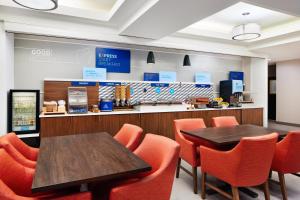 um restaurante de fast food com mesas e cadeiras cor de laranja em Holiday Inn Express & Suites Bridgeport, an IHG Hotel em Bridgeport