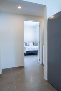 Un pasillo con un dormitorio con una cama. en Picturesque 1 bedroom apartment, en Koolbaai