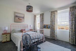 - une chambre avec un lit, une chaise et une fenêtre dans l'établissement 3 Clarks Terrace, à Maryport