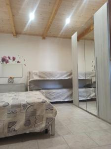 塔蘭托的住宿－Al Vicoletto，一间卧室配有一张床和两张双层床。