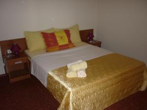 um quarto com uma cama e 2 toalhas dobráveis em Apartments Maslina em Sukošan