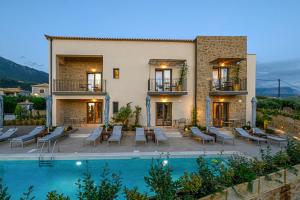 Villa con piscina al atardecer en Kannas Luxury Suites Mani, en Stoupa