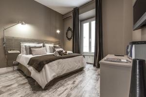 ローマにあるA-Rome Suiteのベッドルーム(大型ベッド1台、窓付)