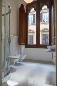 La salle de bains est pourvue de 3 lavabos et d'une fenêtre. dans l'établissement My Guest in Florence, à Florence