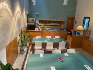 una sala de conferencias con mesa y sillas. en Hotel Poggio Bertino en Montemerano