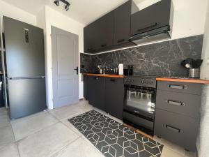 Kuchyň nebo kuchyňský kout v ubytování Appartement dans maison de village vue mer