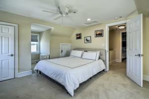- une chambre avec un lit et un ventilateur de plafond dans l'établissement Ventnor City Retreat about 1 Block To Boardwalk!, à Ventnor City