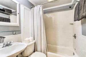 Ένα μπάνιο στο Historic Home with Garden Walk to Center City! +16 φωτογραφίες