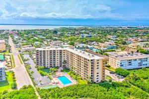 een luchtzicht op een gebouw met een zwembad bij Cape Canaveral Condo with Direct Beach Access! in Cape Canaveral