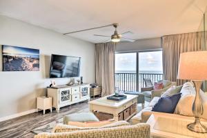 sala de estar con sofá y TV en Beachfront Madeira Beach Condo with Ocean Views, en St Pete Beach