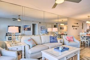 - un salon avec un canapé et une table dans l'établissement Beachfront Madeira Beach Condo with Ocean Views, à St. Pete Beach