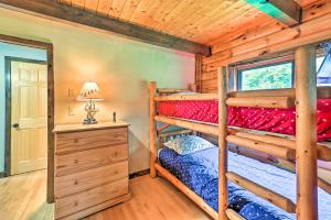 1 Schlafzimmer mit 2 Etagenbetten in einem Blockhaus in der Unterkunft Log Cabin 9 Mi to Plattekill and Belleayre Mtn in Denver