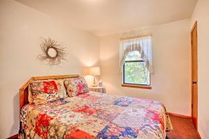 Ліжко або ліжка в номері Cozy, Secluded Davis Cabin on 60 Wooded Acres