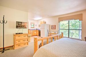 Cucina o angolo cottura di Bright Davis Escape with Screened-In Porch!