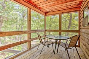eine abgeschirmte Veranda mit einem Tisch und Stühlen in der Unterkunft Bright Davis Escape with Screened-In Porch! in Davis
