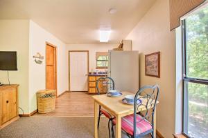 eine Küche mit einem Tisch und Stühlen sowie einem Kühlschrank in der Unterkunft Bright Davis Escape with Screened-In Porch! in Davis