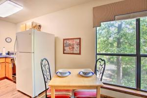 Cucina o angolo cottura di Bright Davis Escape with Screened-In Porch!