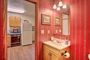 una cucina con lavello e frigorifero di Bright Davis Escape with Screened-In Porch! a Davis Altre 17 foto