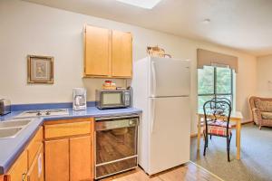 Cucina o angolo cottura di Bright Davis Escape with Screened-In Porch!