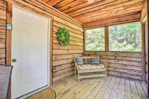 Foto dalla galleria di Bright Davis Escape with Screened-In Porch! a Davis