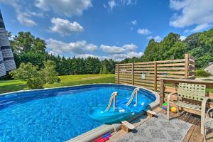una piscina con una bañera azul en un patio en Unique, All-Encompassing Family Farmstead!, en Monticello