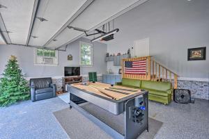 una sala de estar con mesa de ping pong. en Unique, All-Encompassing Family Farmstead!, en Monticello