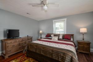 ein Schlafzimmer mit Bett und Flachbildfernseher in der Unterkunft The Wicker in Georgetown