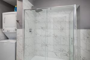 eine Dusche mit Glastür im Badezimmer in der Unterkunft The Wicker in Georgetown + 14 Fotos