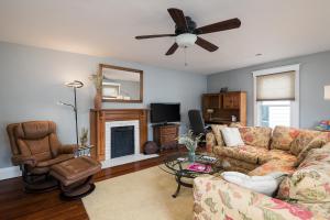 ein Wohnzimmer mit Sofa und Kamin in der Unterkunft The Wicker in Georgetown