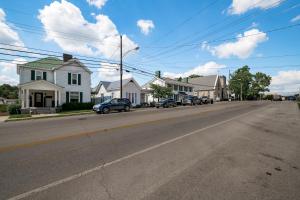 eine Straße mit Häusern und auf der Straße geparkten Autos in der Unterkunft The Wicker in Georgetown
