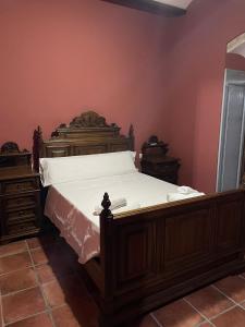 um quarto com uma cama e duas mesas de cabeceira em Casa Los pinceles de Murillo em Lora del Río