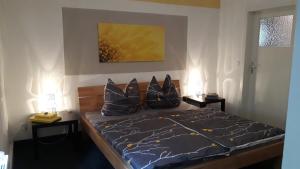 Un dormitorio con una cama con almohadas negras. en Rivierzicht, en Neuhausen