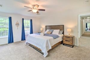 um quarto com uma cama e uma ventoinha de tecto em Gorgeous Pocono Summit Retreat with Game Room! em Pocono Summit