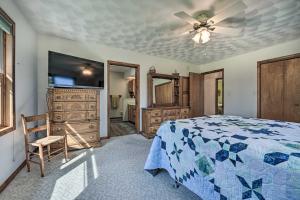 Welcoming Sturgis Getaway with Spacious Yard! في Sturgis: غرفة نوم بسرير ومروحة سقف